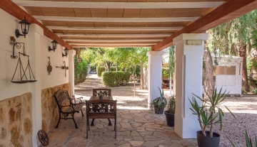 Resa Estates vastgoed te koop Ibiza Geraldine finca san lorenzo noorden terrace covered.jpg